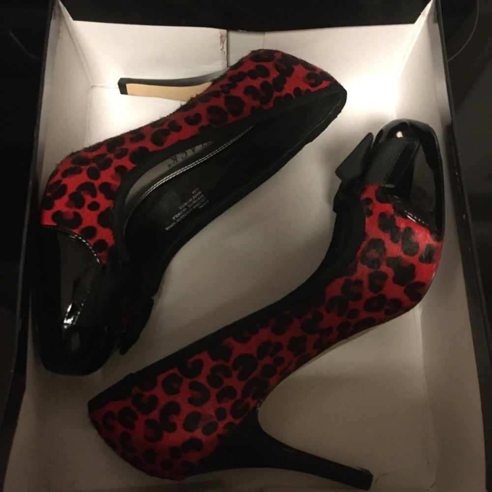 White House Black Market Ladies Heels Size 6 1/2.